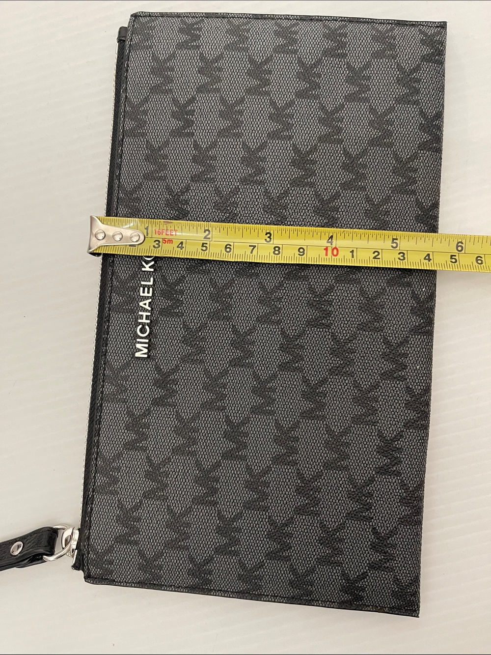 MICHEAL KORS JET SET ZIP CLUTCH/ WRISTLET IN BLACK GREY WOMENS SIZE L - Picture 15 of 16